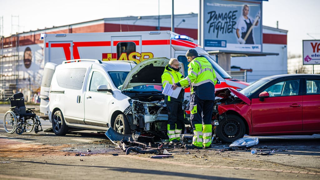 Auf einer Kreuzung in Hannover kollidieren zwei Autos, eine Frau stirbt.