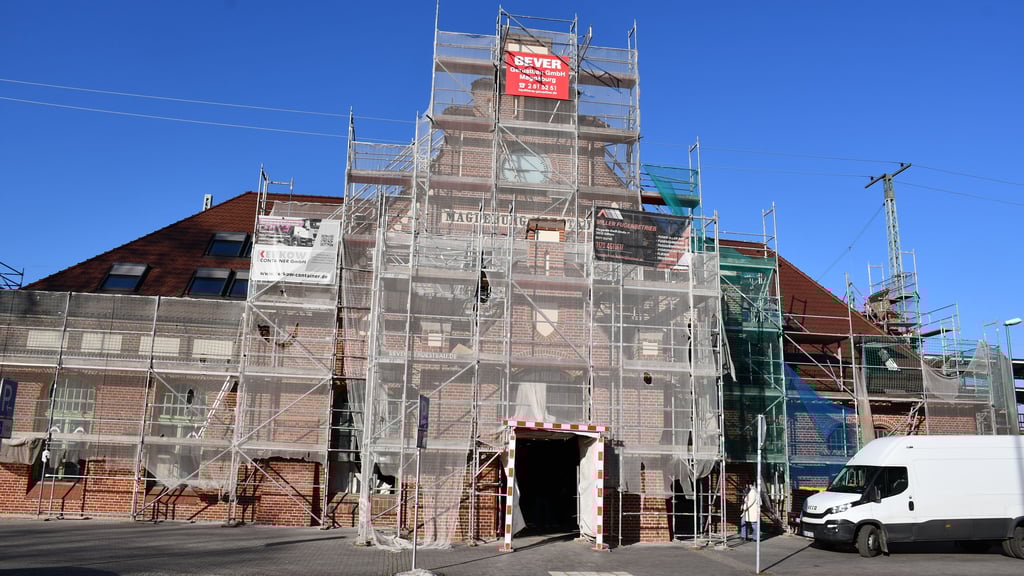 Die Sanierung des Bahnhofs Neustadt in Magdeburg geht weiter voran. Ende 2026 soll voraussichtlich die Eröffnung als „Zukunftsbahnhof“ gefeiert werden.