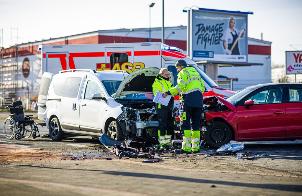 Auf einer Kreuzung in Hannover kollidieren zwei Autos, eine Frau stirbt.