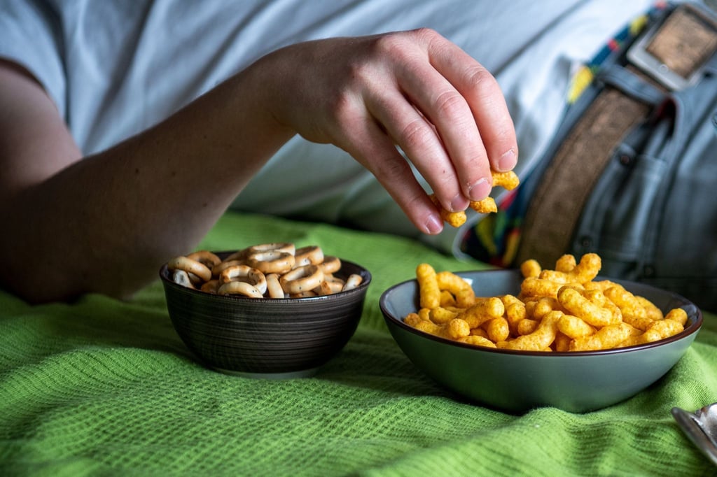 Heißhungerspirale: Chips enthalten Kohlenhydrate, die der Körper leicht und schnell verwerten kann. Das lässt den Blutzuckerspiegel rasch ansteigen - und dann wieder absinken.