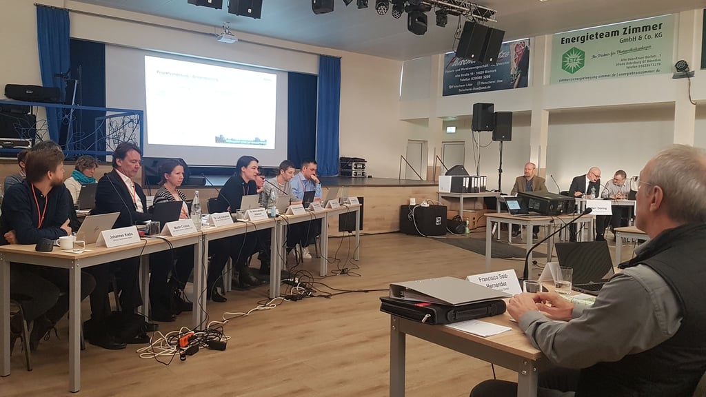Erörterungstermin am Mittwoch, 21. Januar 2026, in der Mehrzweckhalle Rochau. Vorn links der Vorhabenträger 50 Hertz, vorn rechts Vertreter des Landesverwaltungsamts. 