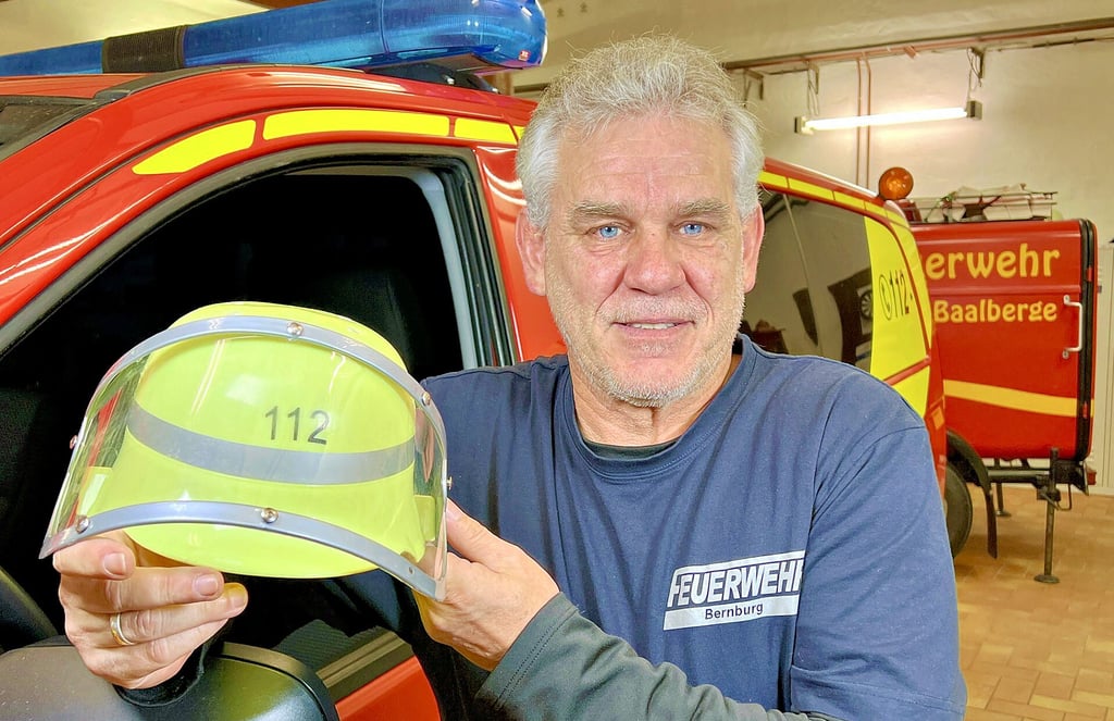 Christian Winkler möchte gern die Mitglieder der Baalberger Kinderfeuerwehr mit stabileren Helmen ausrüsten und sucht dafür Sponsoren. 