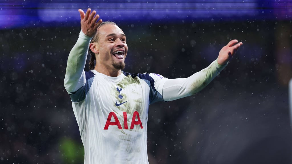 Xavi Simons feuert die Tottenham-Fans an.