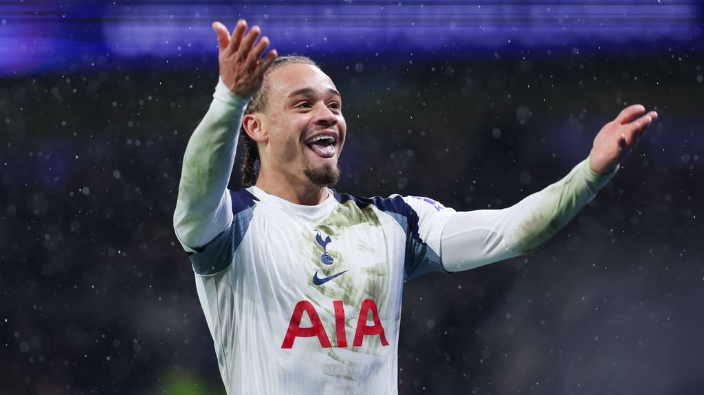 Xavi Simons feuert die Tottenham-Fans an.