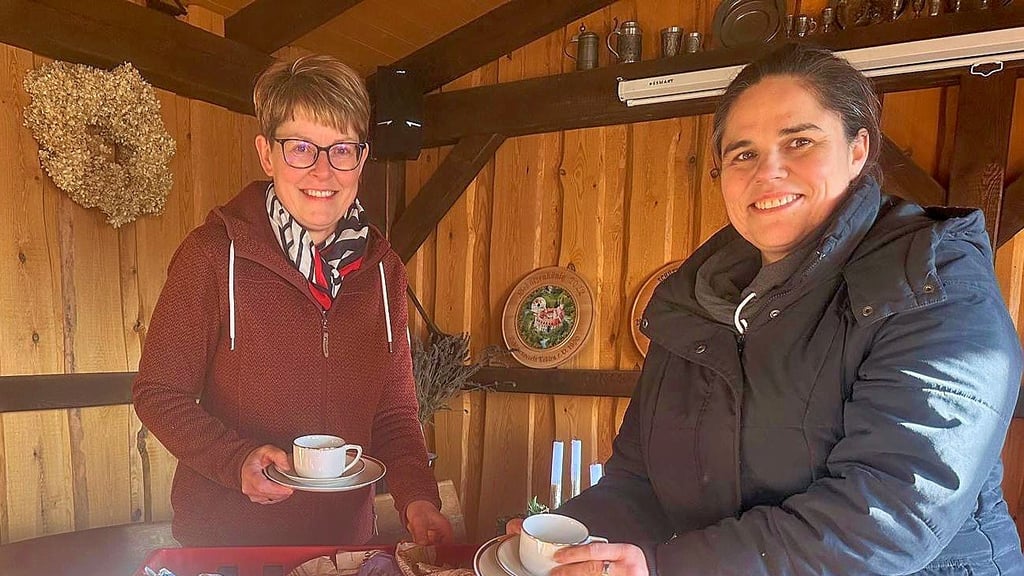 Manja Schulze und Katrin Munzar (v.l.) strahlen über die neuste Geschirrspende an den Prettiner Heimat- und Kulturverein. 