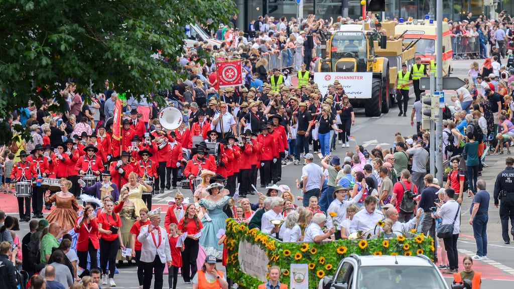 Beim Schützenausmarsch in Hannover sollen zwei Männer eine Polizistin geküsst haben - wegen sexueller Belästigung müssen sie vor Gericht. (Archivbild)