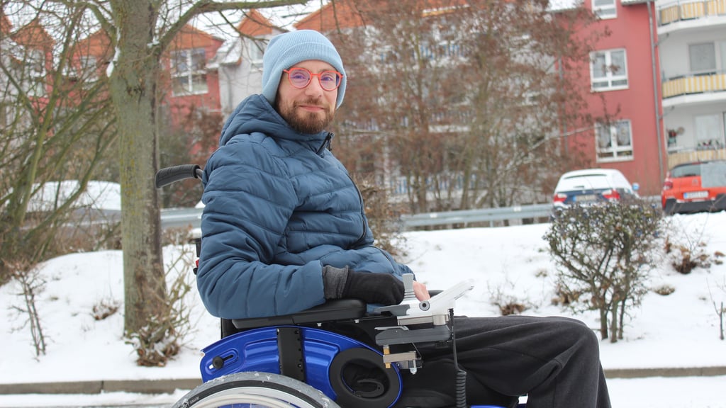 Christian Ernst aus Oschersleben sitzt im Rollstuhl. Lange hat er gemeinsam mit seiner Familie um einen elektrischen Antrieb gekämpft. Nun kann er alleine seine Ziele erreichen und ist mobil.