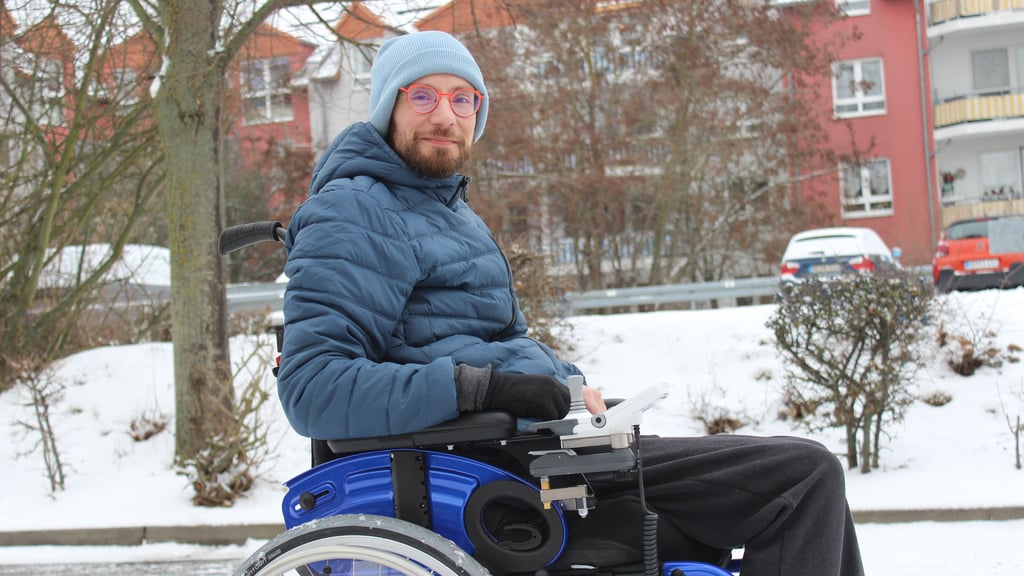 Christian Ernst aus Oschersleben sitzt im Rollstuhl. Lange hat er gemeinsam mit seiner Familie um einen elektrischen Antrieb gekämpft. Nun kann er alleine seine Ziele erreichen und ist mobil.