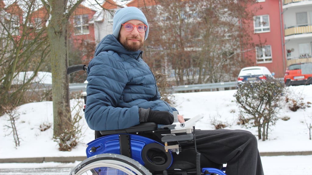 Christian Ernst sitzt im Rollstuhl. Lange hat er gemeinsam mit seiner Familie um einen elektrischen Antrieb gekämpft. Nun kann er alleine seine Ziele erreichen und ist mobil. 