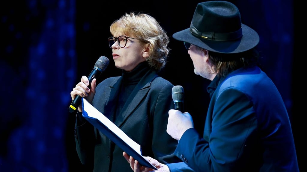 Franka Schumacher und  Herbert Karl von Beesten aus Magdeburg bei ihrem Auftritt im chinesischen Harbin.