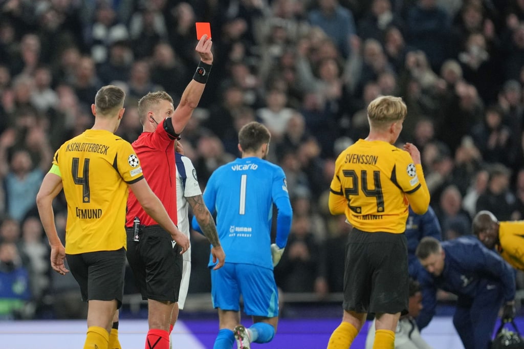 BVB-Sportdirektor Sebastian Kehl äußert Kritik an der Roten Karte für Daniel Svensson.