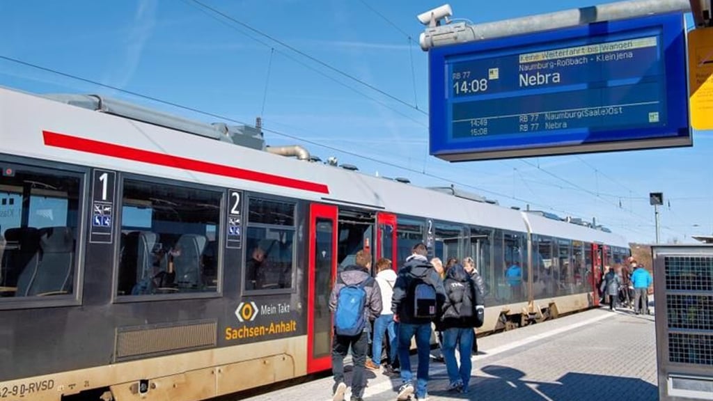 Ein „Start“-Zug in Naumburg. Im August soll die Deutsche Bahn den Betrieb übernehmen.