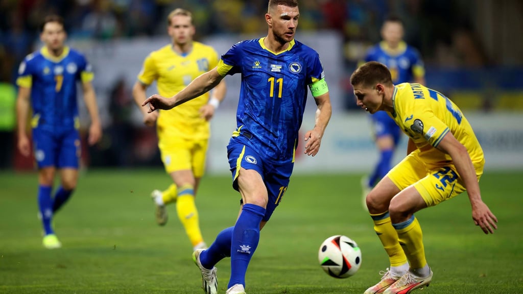 Edin Dzeko (M) will zukünftig in der 2. Bundesliga stürmen. (Archivbild)