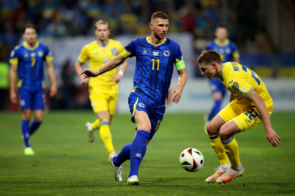 Edin Dzeko (M) will zukünftig in der 2. Bundesliga stürmen. (Archivbild)