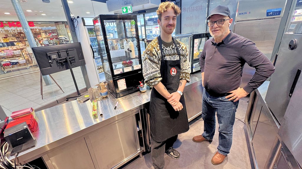 Geschäftsführer Uwe Wilhelm (r.) spricht im Pop-Up-Shop der Bitterfelder Firma „Stella Moses“ mit Mitarbeiter Leonard Gettel.