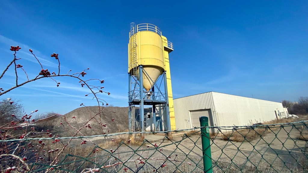 Diese Industriebrache mit einer großen Bruchglas-Halde im Gewerbegebiet von Reddeber stört Einwohner des Wernigeröder Ortsteils seit Jahren. Nun könnte das Gelände verkauft werden.&nbsp;