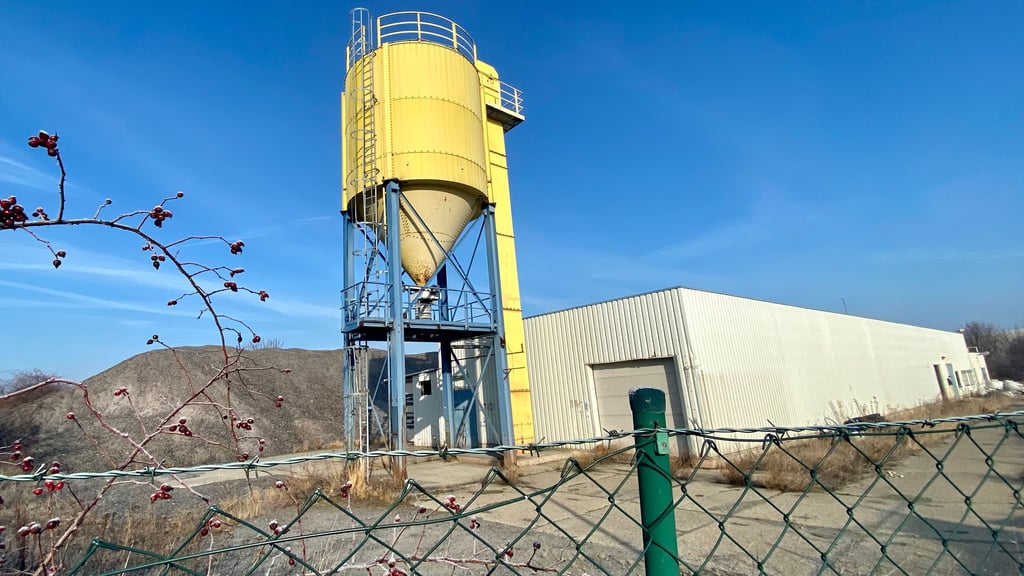 Diese Industriebrache mit einer großen Bruchglas-Halde im Gewerbegebiet von Reddeber stört Einwohner des Wernigeröder Ortsteils seit Jahren.