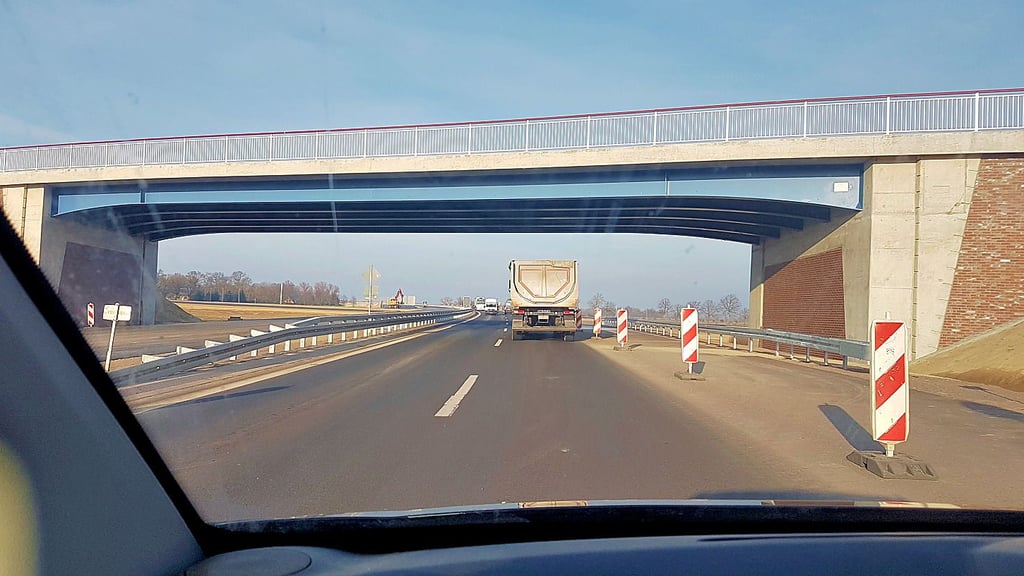 Vielbaumer Kreuzung bei Seehausen: Hier ist schon ein Teil der A14-Richtungsfahrbahn Schwerin fertiggestellt und aktuell befahrbar. Kommt die A14-Behelfsauffahrt nicht, müssen die Elbanrainer bald immer erst gen Süden zu dieser Kreuzung fahren, um über die Elbe nach Brandenburg zu kommen. 