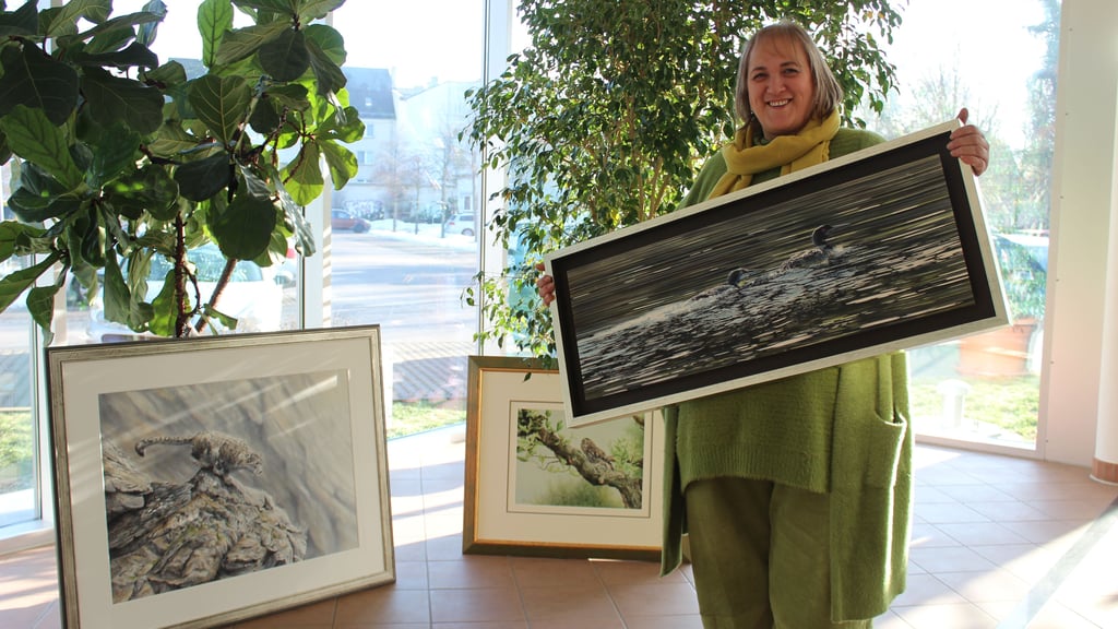 Ein Schneeleopard, ein Steinkauz und zwei Eistaucher gehören zu den Tieren, die Ute Bartels auf Seide bisher verewigt hat. Sie stellt mehr als 100 Werke in der Kulturfabrik in Haldensleben aus. 