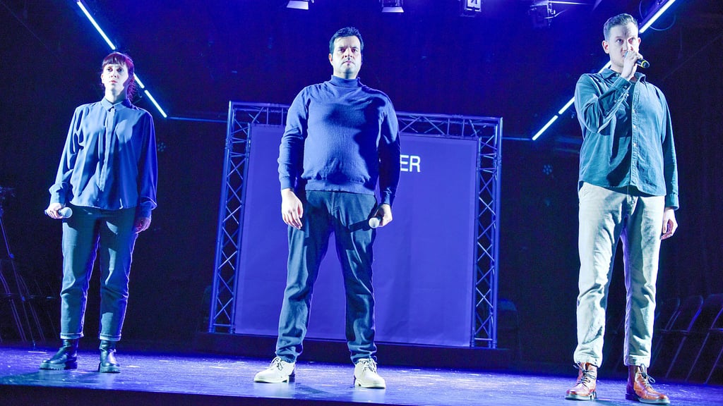 Friederike Fink, Nima Conradt (M.) und Marcel Frank in „Rishi. Was ist Wahrheit?“ am Theater Eisleben