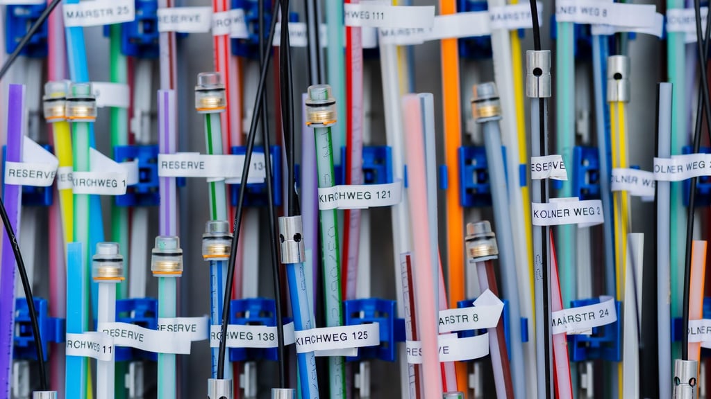 Die Telekom möchte, dass mehr Kunden den vorhandenen Glasfaseranschluss auch tatsächlich buchen. (Symbolbild)