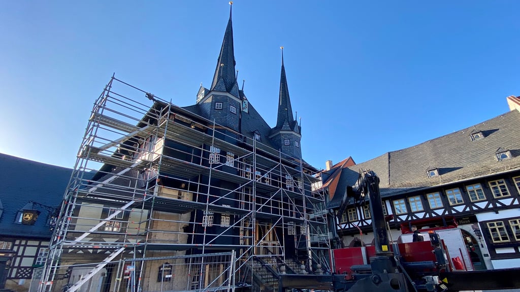 Die berühmte Nordfassade von Wernigerodes Rathaus ist seit Mitte Januar 2026 wieder eingerüstet.