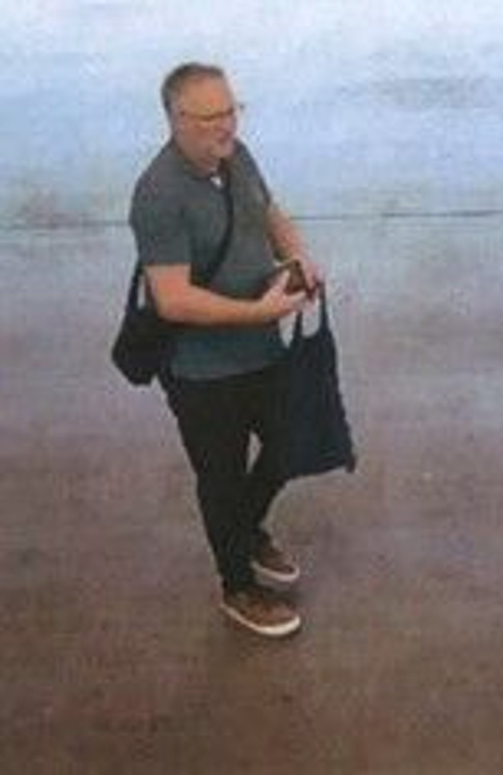 Dieser Mann wird verdächtigt, unberechtigt Geld mit einer unrechtmäßig erlangten Geldkarte abgehoben zu haben.