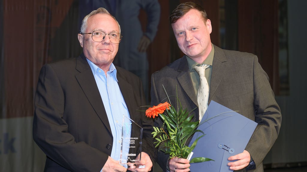 Hugo Boeck 8 (l.) ist ein Magdeburger des Jahres 2025. Volksstimme-Redakteur Martin Rieß gratuliert ihm während der Gala im Alten Theater am Jerichower Platz.
