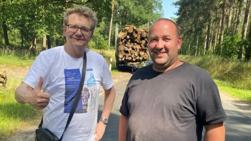 Frank Bürger (l.) zu Besuch in Zerben bei Daniel Ladwig, bei dem die Melisse für den Albert-Schweitzer-Tee angebaut wird.