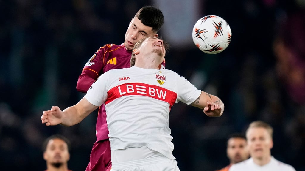 Vergeblich gestreckt: Stuttgarts Ramon Hendriks (vorn).