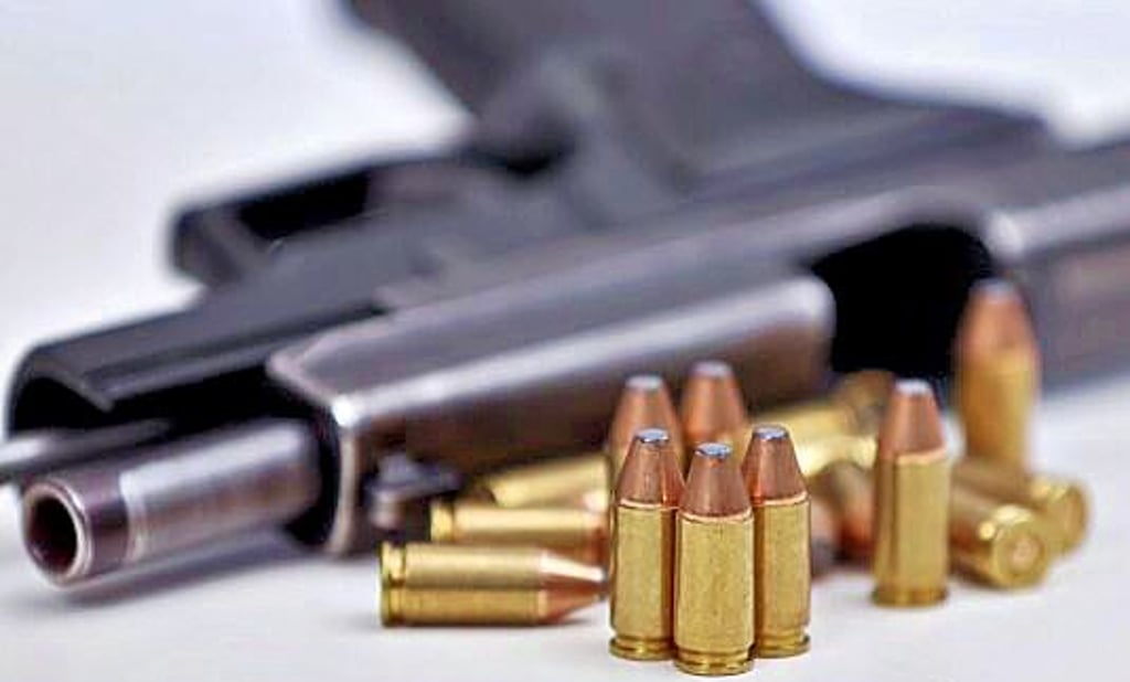 Eine Pistole mit dazugehöriger Munition.