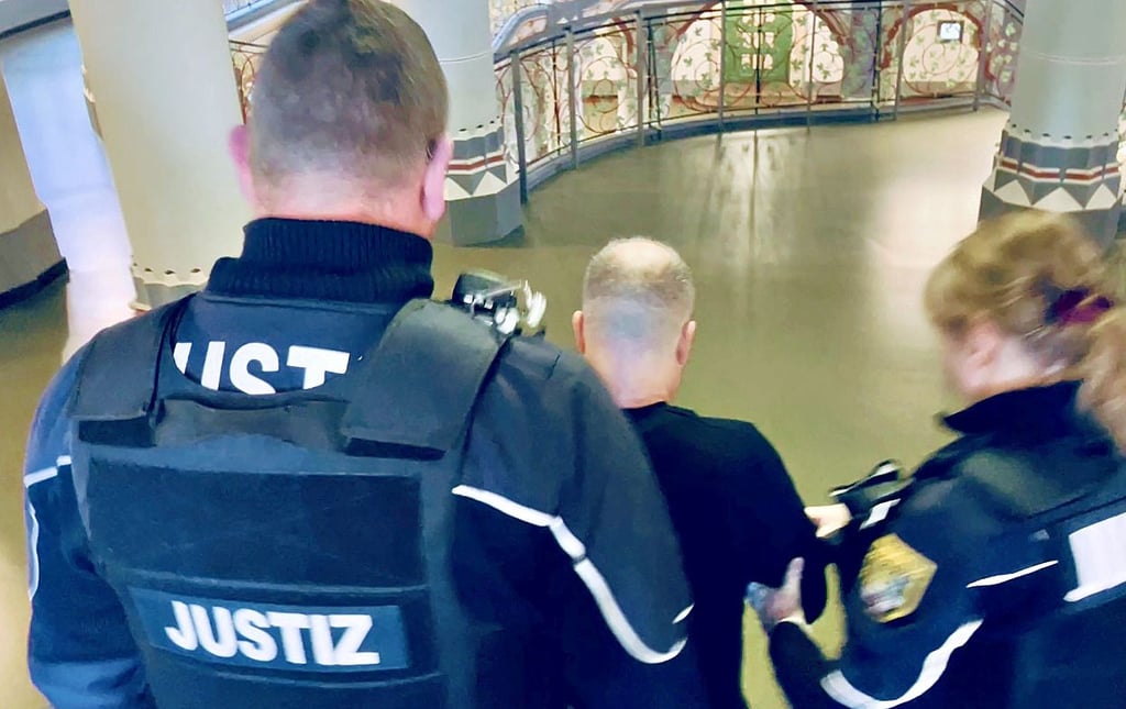 Justizbeamte führen den Hauptangeklagten Frank S. aus dem Saal.