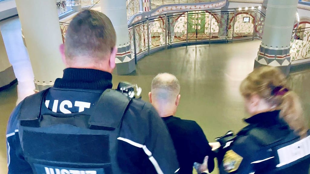 Justizbeamte führen den Hauptangeklagten Frank S., der in Bad Dürrenberg illegal mit Zigaretten gehandelt haben soll, aus dem Saal des Landgerichts Halle.