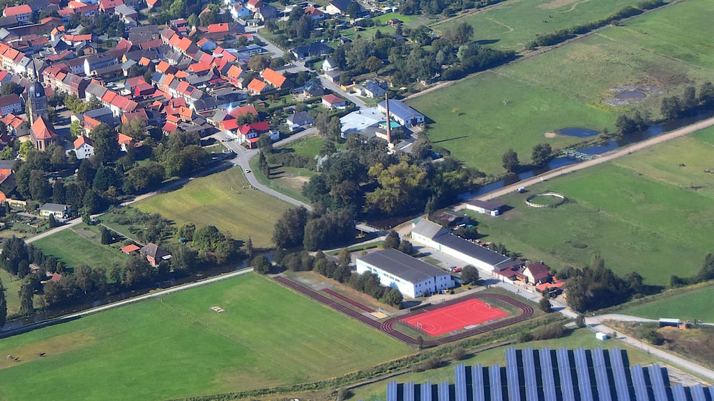 Am Ortsrand von Calvörde - direkt an der Ohre - befindet sich die Mehrzweckhalle, die nun mit Hilfe von Fördermitteln einen Container als Anbau bekommen soll. Dieses Foto ist im September 2024 entstanden.