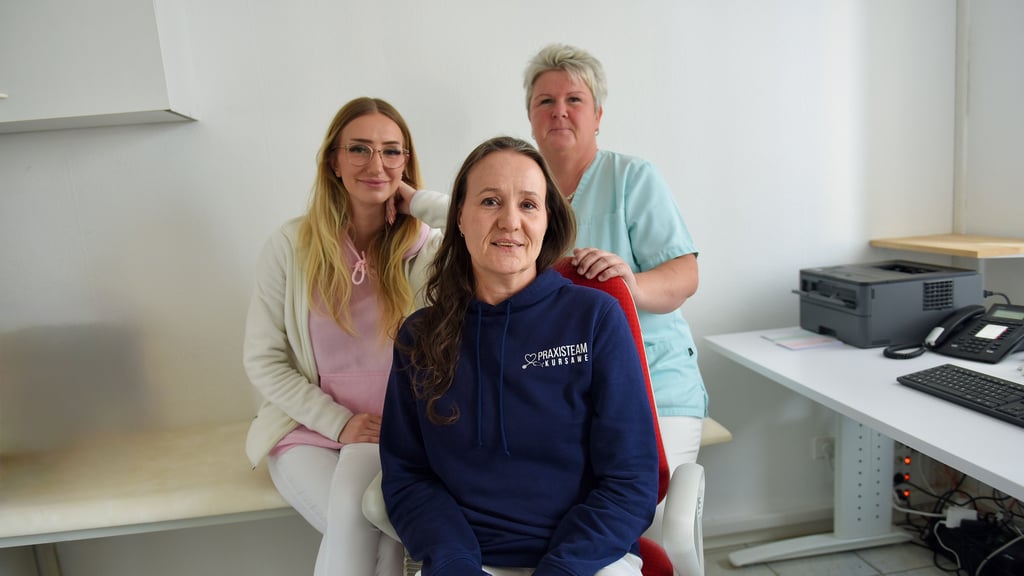 Zum Team von Hausärztin Ellen Kursawe (Mitte) in Klostermansfeld gehören Anne Schnabel (links) und Jaqueline Karras (rechts). 