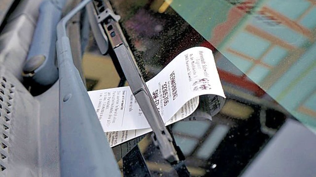 Ein Strafzettel an einem Auto in Salzwedel.