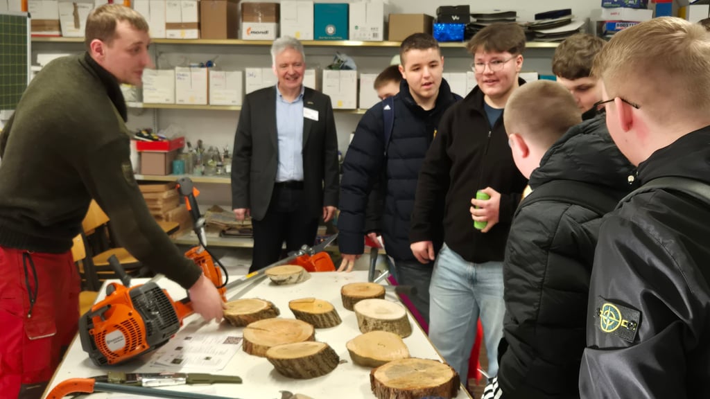 Die Bundesforst war auch vertreten. Beim Baumraten machte auch Schulleiter Marco Dominé mit.