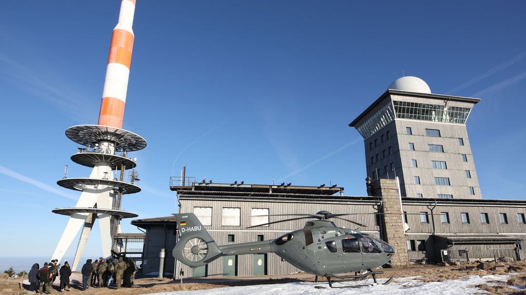 Ein Hubschrauber der Bundeswehr landet auf dem Brocken.