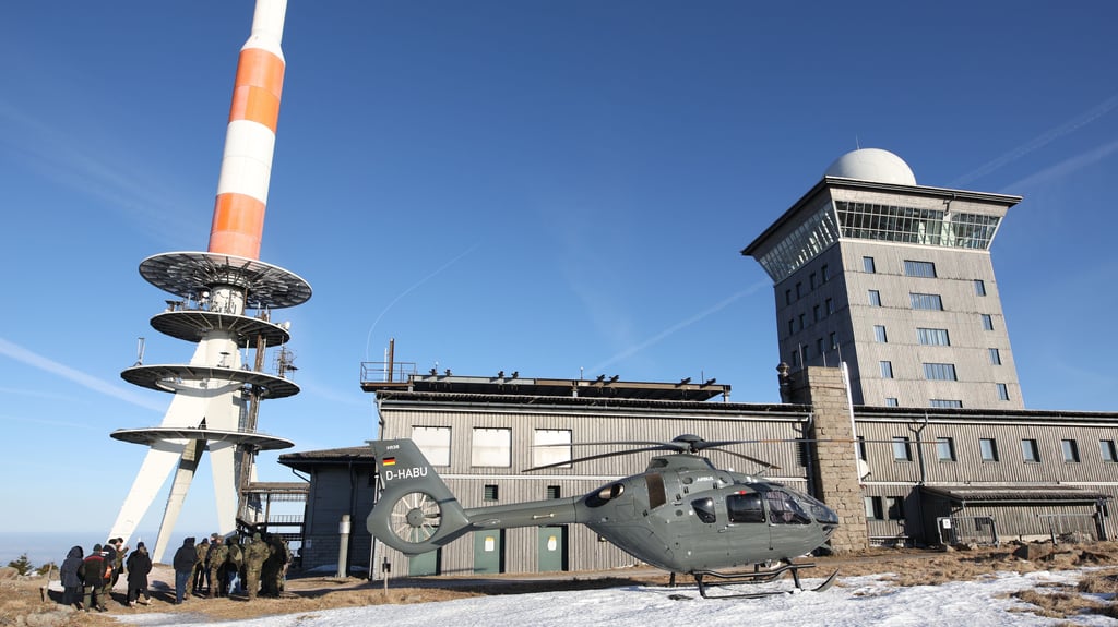 Ein Hubschrauber der Bundeswehr landet auf dem Brocken.