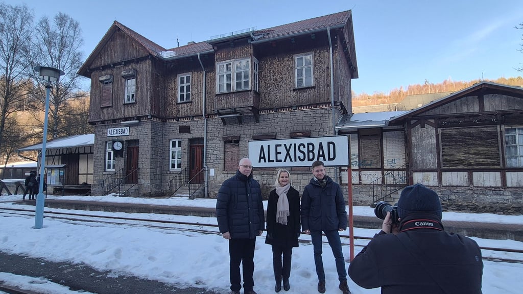 Markus Hercher (l.) ist der neue Eigentümer des Alexisbader Bahnhofs und will ihn sanieren. HSB-Geschäftsführerin Katrin Müller und Harzgerodes Bürgermeister Marcus Weise sehen darin einen wichtigen Schritt für die Entwicklung des Tourismus im Selketal. 