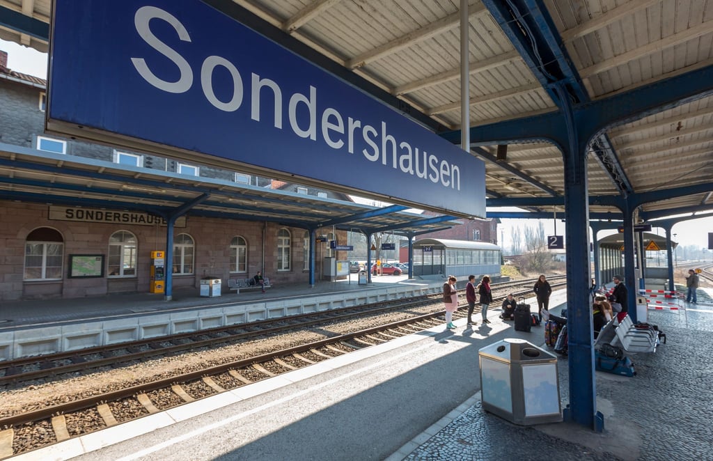 Die Stadt Sondershausen sucht einen Käufer für ihr denkmalgeschütztes Bahnhofsensemble. Das Gebäude liegt an der Bahnstrecke zwischen Erfurt und Nordhausen. (Archivbild)