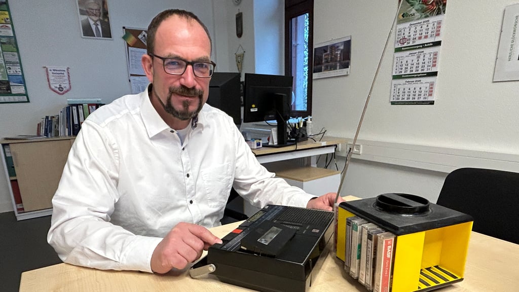 Kay Gericke mit seinem DDR-Radio-Kassetten-Recorder „Anett IS2" und der Kassettenbox: Beides hat er auf dem Flohmarkt erstanden.