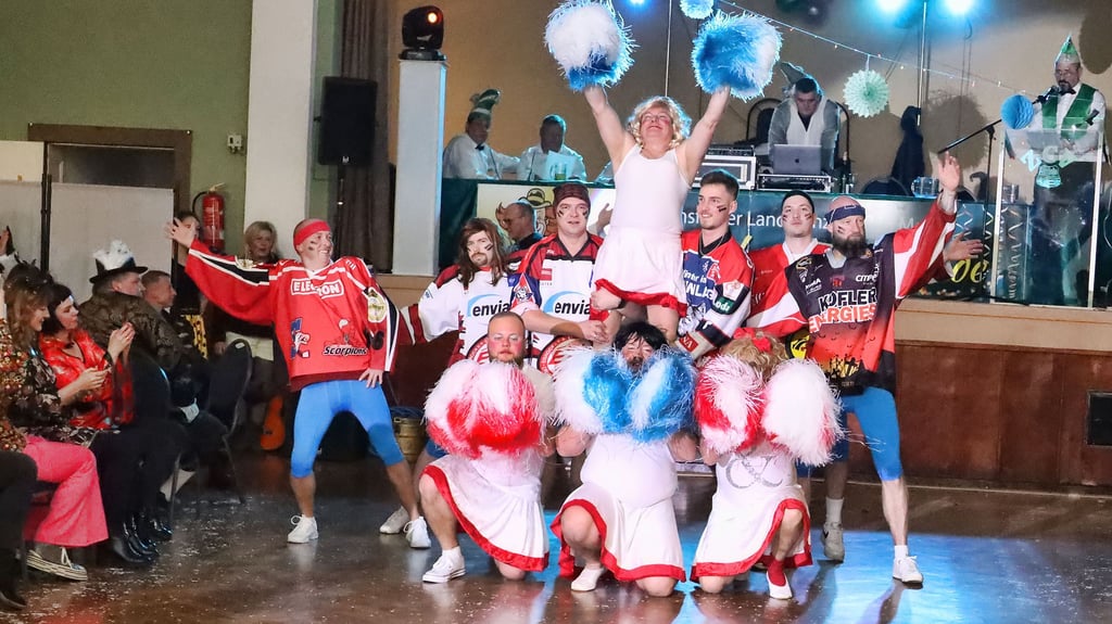 Die Tänzer vom Ziegelröder Männerballett wissen, was dem Publikum gefällt.