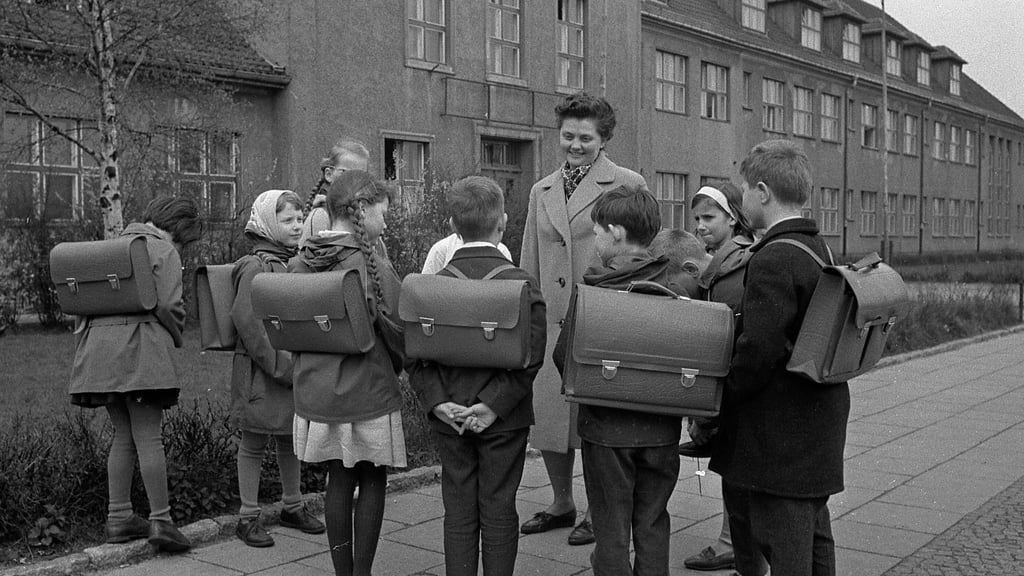 Unterricht in der DDR bedeutete mehr als Mathematik und Deutsch. Schule sollte erziehen und auf den Staat vorbereiten.
