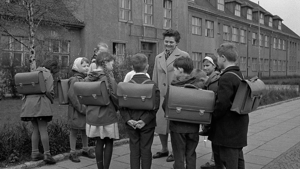Unterricht in der DDR bedeutete mehr als Mathematik und Deutsch. Schule sollte erziehen und auf den Staat vorbereiten.