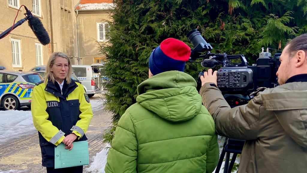 Polizeisprecherin Steffi Schwan beim TV-Interview zu dem Unfall zwischen Hergisdorf und Helbra.