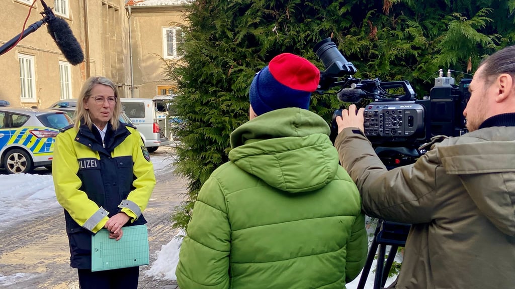 Polizeisprecherin Steffi Schwan beim TV-Interview zu dem Unfall zwischen Hergisdorf und Helbra.