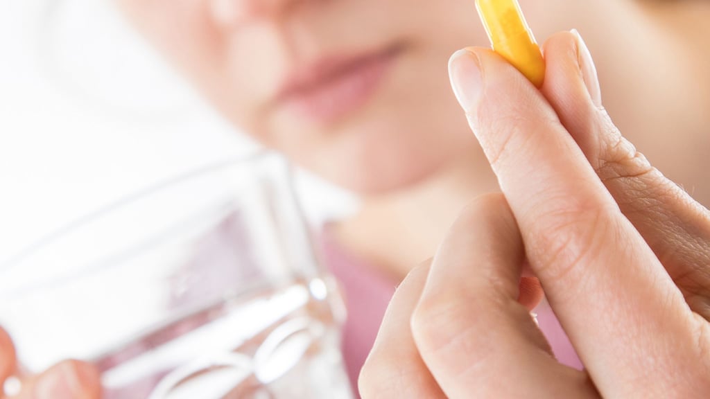 Hormonpräparate und pflanzliche Mittel sollen Frauen die typischen Beschwerden der Wechseljahre nehmen.