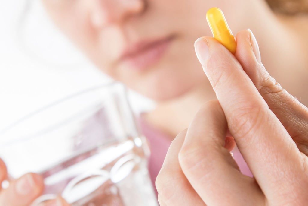 Hormonpräparate und pflanzliche Mittel sollen Frauen die typischen Beschwerden der Wechseljahre nehmen.