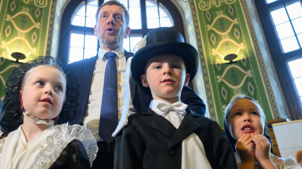 Die Sächsische Staatskanzlei ist am Donnerstag zum Schauplatz einer Vogelhochzeit geworden - ein sorbischer Brauch, den Kinder feiern.